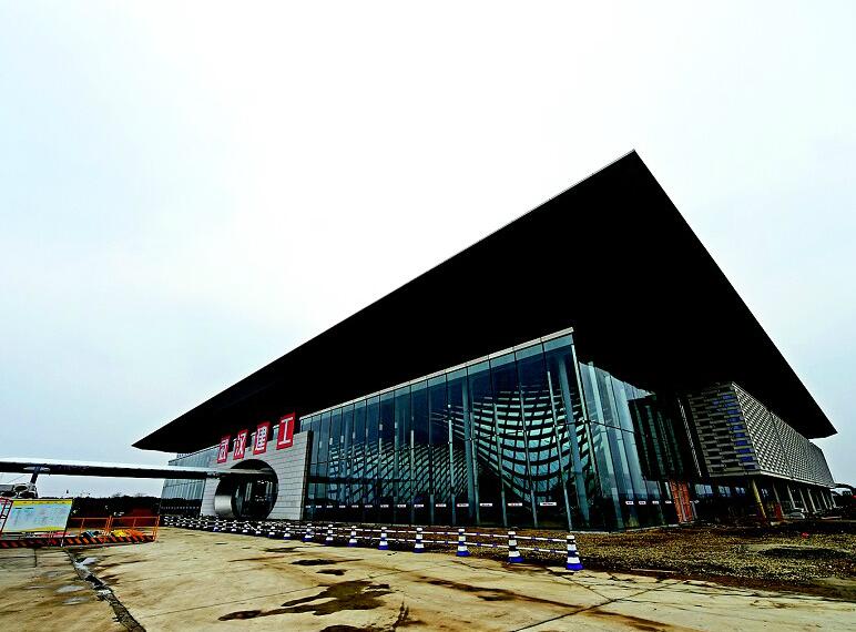 图为:国家网安基地展示中心外景。(湖北日报全媒记者倪娜摄) 湖北日报全媒记者成熔兴 通讯员聂文辉 网安基地建设时间紧、任务重,今年春节期间,整个基地有上千名工人坚守一线,加班加点进行建设,目前多个项目进入收尾阶段。11日下午,湖北日报全媒体平台对网安基地建设进展进行了网络直播,带大家看一看武汉国字号产业基地新年新气象。 网安学院:高支模挑战高难度 在网安基地展示中心正对面,国家网络安全学院9栋单体建筑有的已完成外墙装修,有的刚刚封顶。网安基地相关负责人介绍,今年9月网安学院将确保投入使用,建设时限最为
