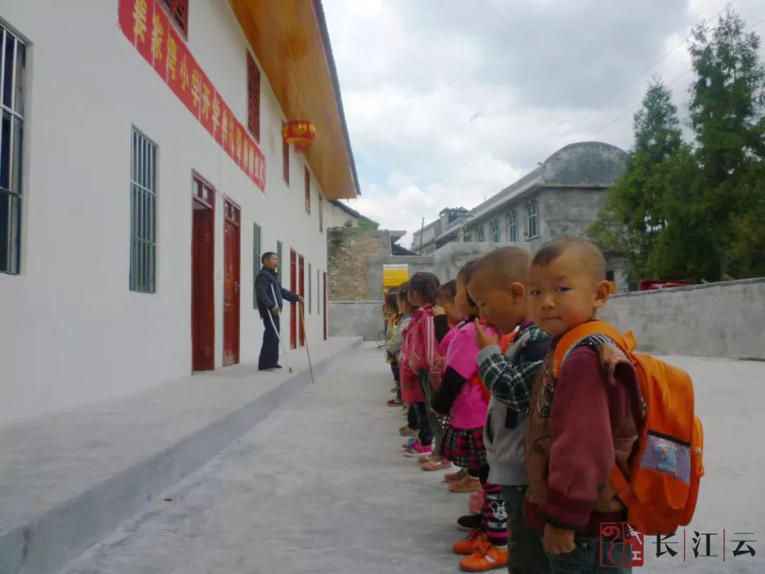 湖北唯一！巴东支教老师袁辉获“中国青年五四奖章”：坚持七年，绝不是心血来潮