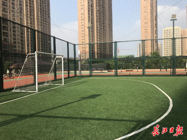 磨山港湾二期小区内的足球场.记者王慧纯 通讯员贾峰 摄