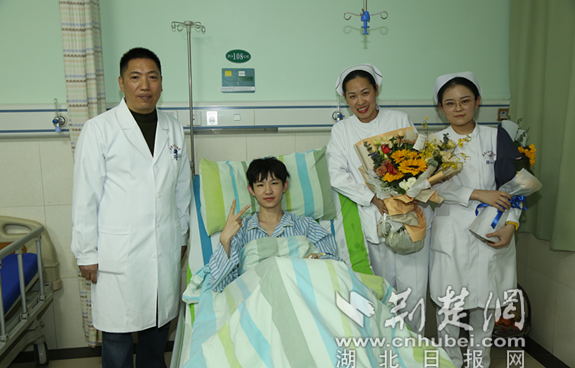 17岁电竞职业选手赛前突发阑尾炎 保守治疗后带病夺冠