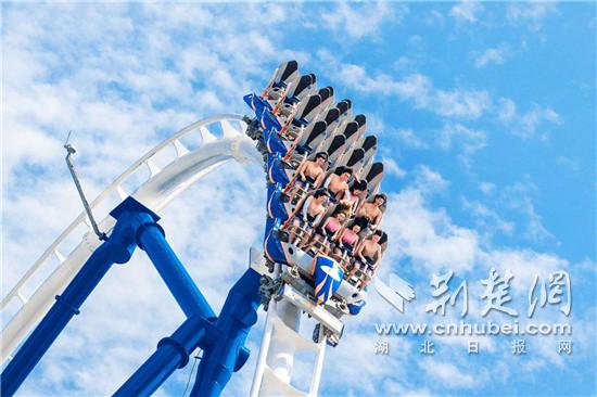 穿比基尼坐过山车 江城开启夏日清凉新体验