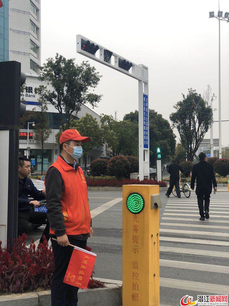 潜江文明交通劝导 “小红帽”志愿者在行动[图](图2)
