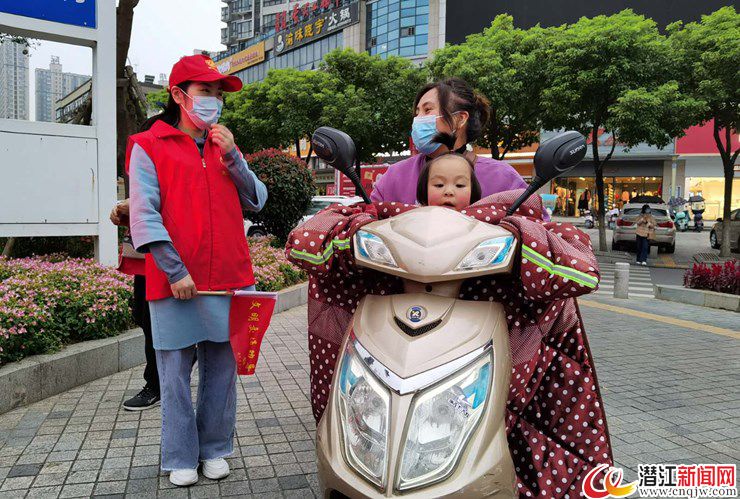 潜江文明交通劝导 “小红帽”志愿者在行动[图](图1)