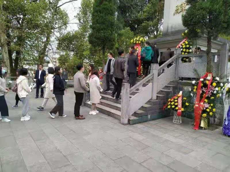建始县开展"缅怀革命先烈·重温入党誓词"活动