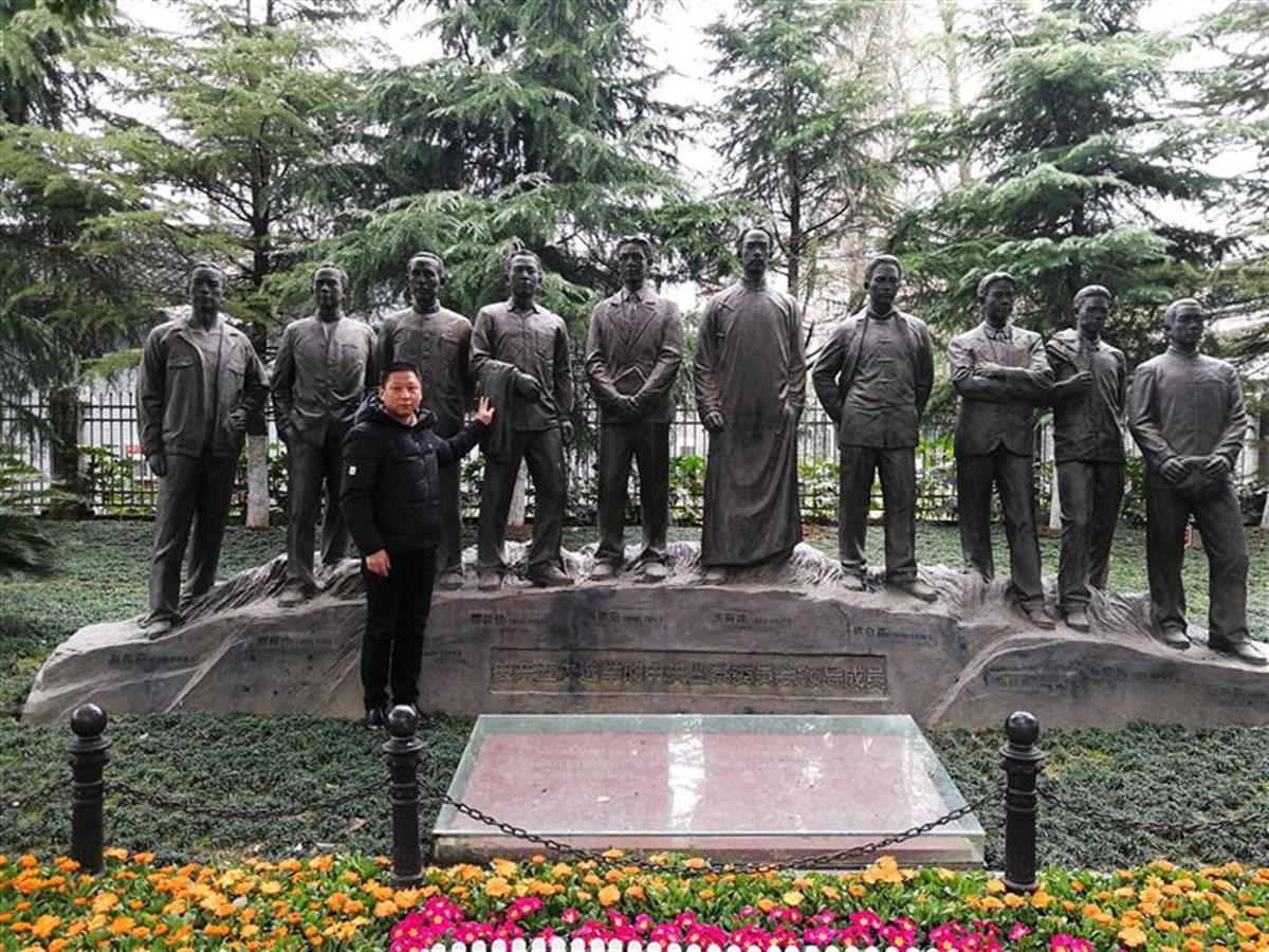 图为：蔡小兵在五大会址前其实，蔡以忱牺牲后，他们的家庭生活一度十分