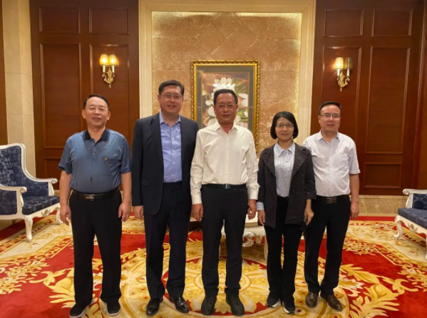 驻武汉办主任郭伟勋(左二)与大同市副市长马安全(中)会面