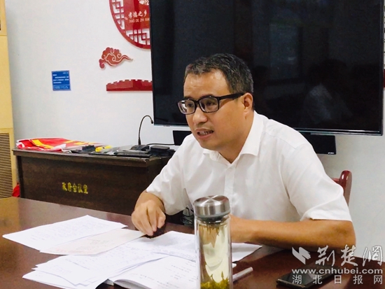 河铺镇党委书记卢志雄主持"夜校课堂"宣讲.通讯员供图