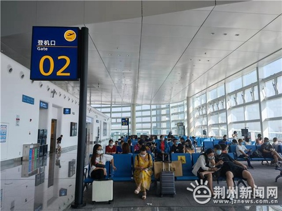 国庆小长假第一天,荆州沙市机场迎来客流量高峰