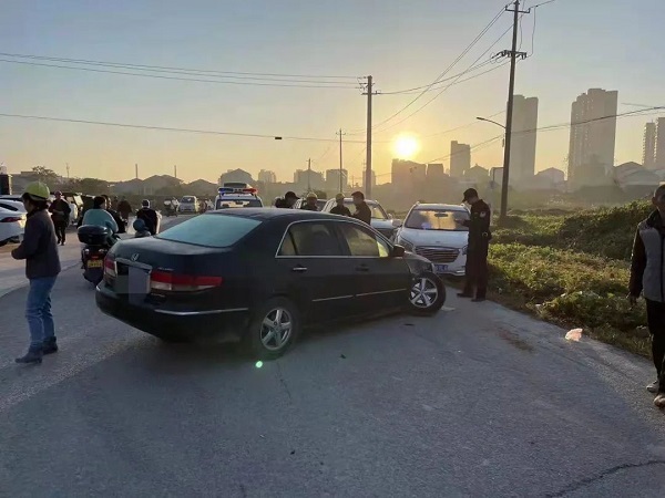 出了轻微交通事故这男子看到警察拔腿就跑