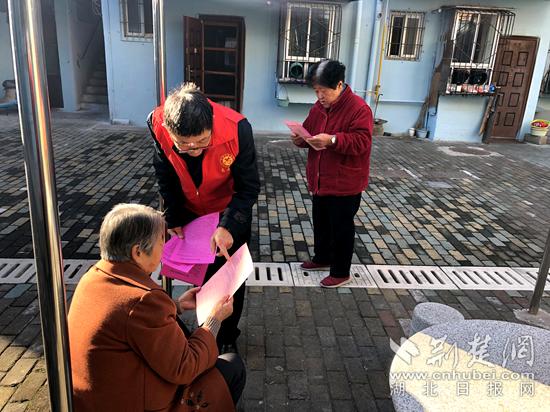 图为审计人员向社区居民讲解文明城市创建知识.png.png