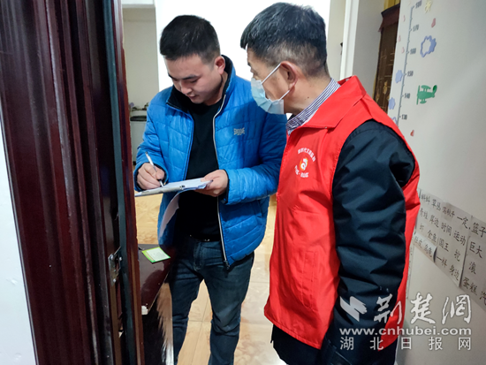 图为审计人员入户发放文明城市创建手册并宣传文明城市创建知识.png.png