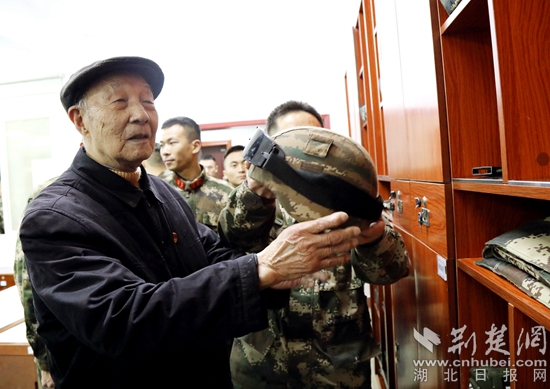 11 参观装备配备        李子涵 摄.JPG