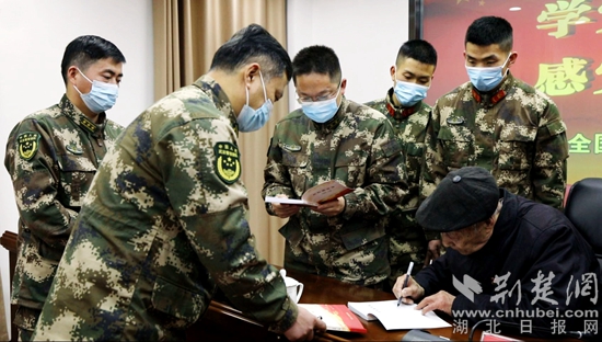 7 赠书现场     武三斌 摄.JPG