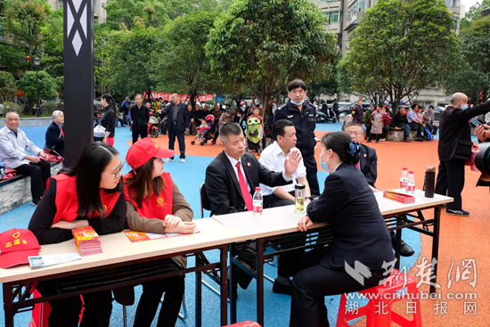 黄石市中级人民法院下沉党员干部为居民提供法律咨询服务.png.png