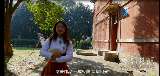 学生在红楼外拍摄《湖科，我们的故事》.png.png
