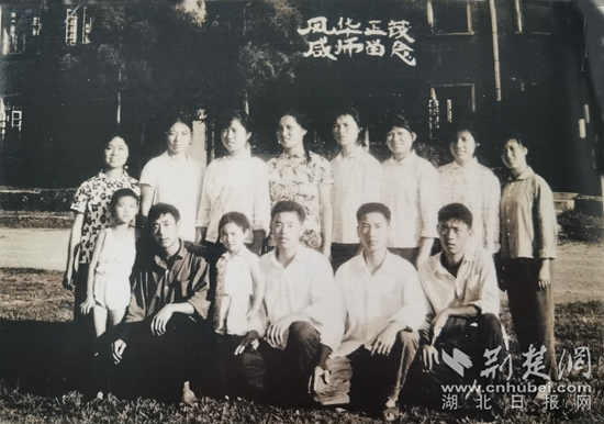 六十年代师生红楼前合影.jpg