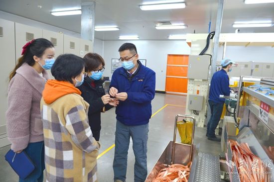 2.图为黄石市税务局组织业务骨干在台光电子材料(黄石)有限公司走访问需解难题。.jpg.jpg