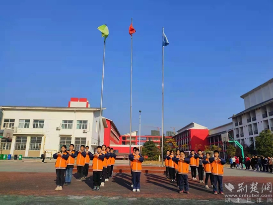 孩子们正在向指导老师行中国武术中的抱拳礼.jpg