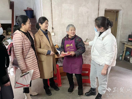 女企业家看望慰问龙潭社区困境妇女钟菊云.jpg