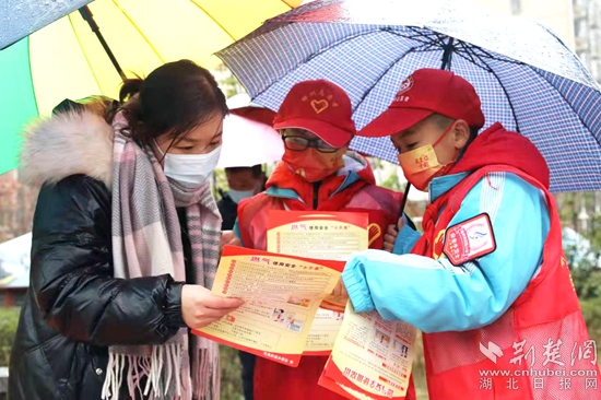 市实验小学小宣讲员到打着雨伞到社区发安全知识传单_副本.jpg
