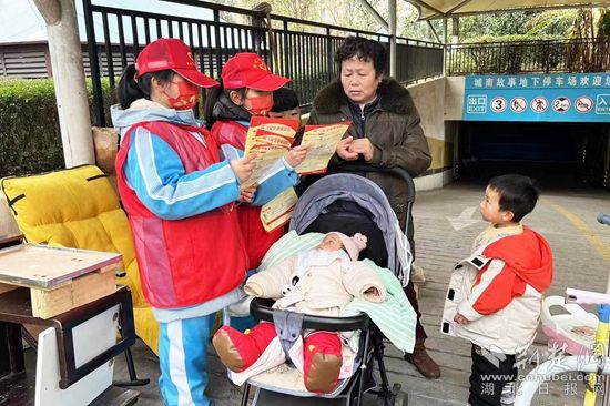 市实验小学小安全员在小区向居民宣传安全知识_副本.jpg.jpg