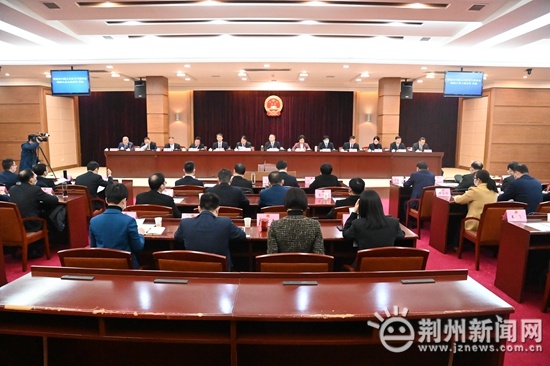 荆州新闻网消息(记者杨辉)1月8日下午,市六届人大一次会议主席团举行