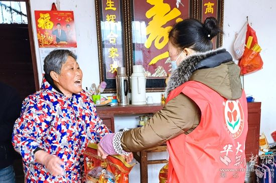 刘依 和爷爷奶奶一起靠低保维持生活 (1)_副本.jpg.jpg