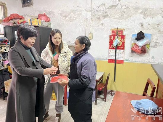 女企业家田慧敏为龙潭社区困境妇女陈祖云送上慰问金和春联.jpg.jpg