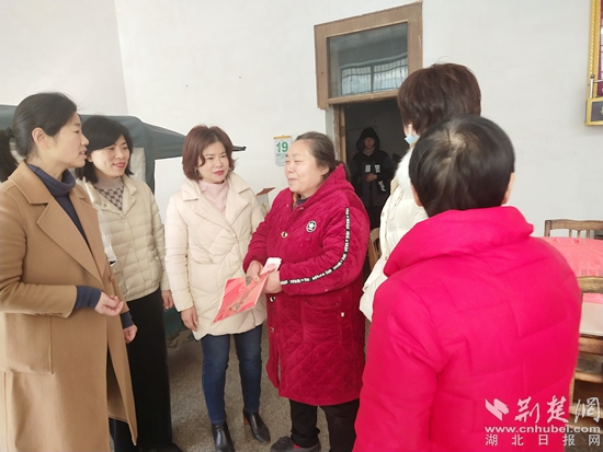 女企业家来到困境儿童小斌家中慰问看望.jpg