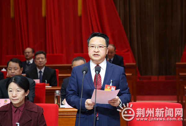 图为主席团会议主持人,主席团常务主席蒋鸿主持会议图为政协荆州市第