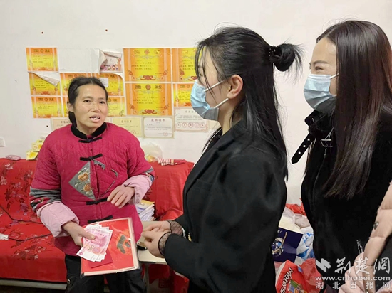 女企业家看望慰问龙潭社区困境妇女彭凤云.jpg