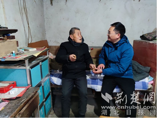 市委政研室驻大箕铺镇水南湾村第一书记程细锋在脱贫户曹树莹家中走访慰问.jpg