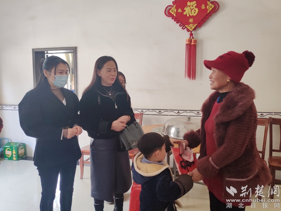 女企业家看望困境儿童谨洋，并向其外婆询问朱谨洋的日常生活情况.jpg