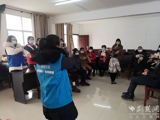 向老人们传授养生操、护腰舞.jpg