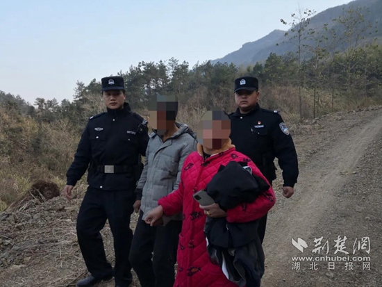 王英所民警上山寻找到走失人员 (2).jpg