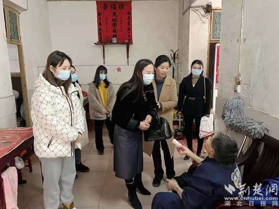 武穴市妇联党组书记、主席张利和女企业家看望慰问困境妇女刘金娥.jpg
