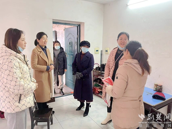女企业家协会与困境妇女周红霞亲切交谈.jpg