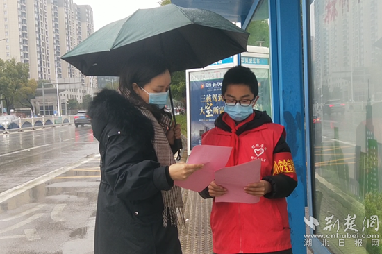 程铁学校小安全员在公交车站宣讲安全知识_副本.png.png