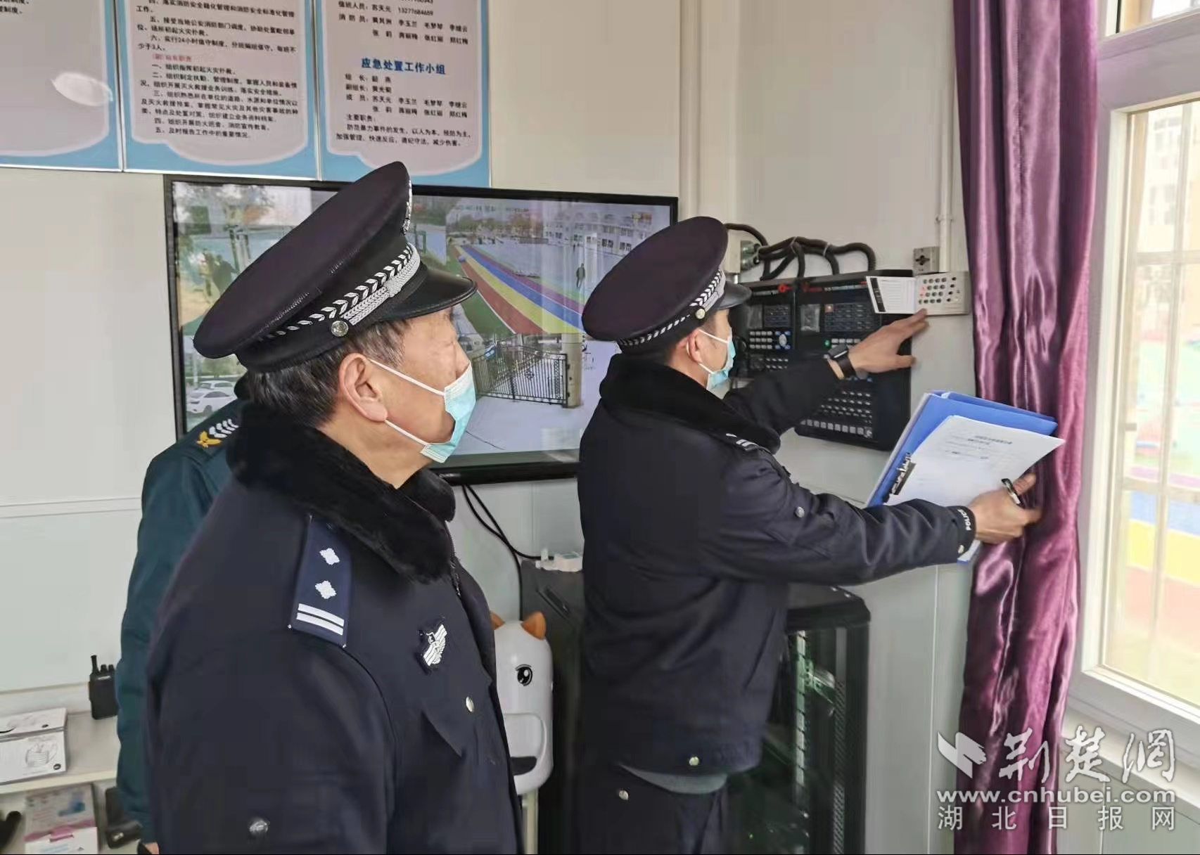 民警检查校园安防设施设备.png.png