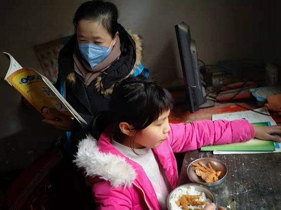 妈妈教留守儿童小婕背课文.jpg