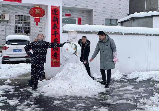 小李晒出三代人一同堆雪人的成果.jpg
