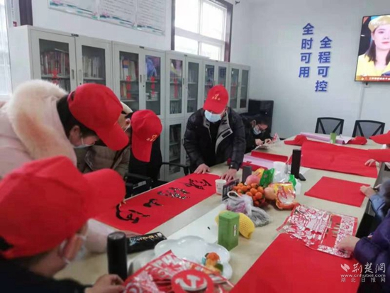 武穴市农家书屋开展“晒年味”写春联活动.jpg