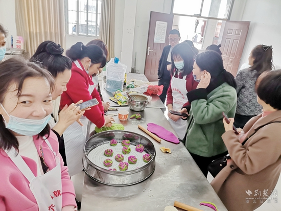 人社女职工制作中西式面点.jpg