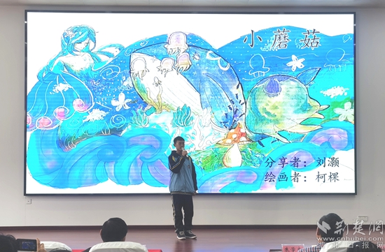 学生以绘本形式讲述故事.jpg