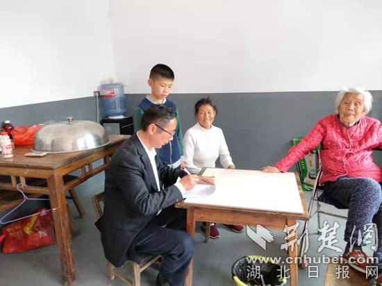坳头小学左名文校长到柯俊轩同学家中走访.jpg