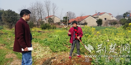 灵乡中学陈敦焱老师在田间地头家访.jpg