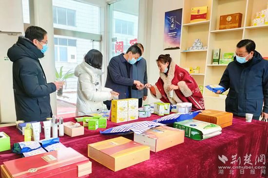 2.7彭伍亚走访凤凰白云山药业_副本.jpg