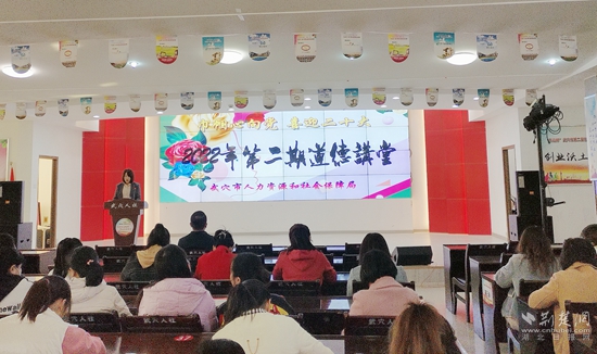何小华领学省、市相关文件.jpg