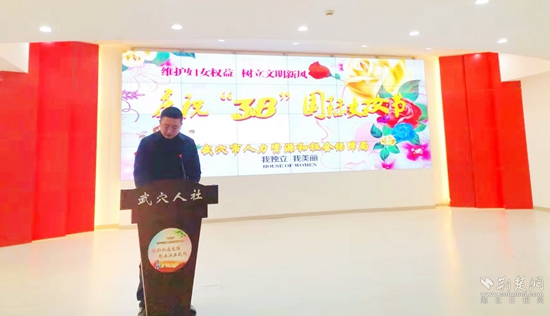 潘明君向女职工们致以节日问候.jpg