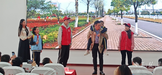 主会场情景剧《最美红马甲 催开文明花》1.jpg